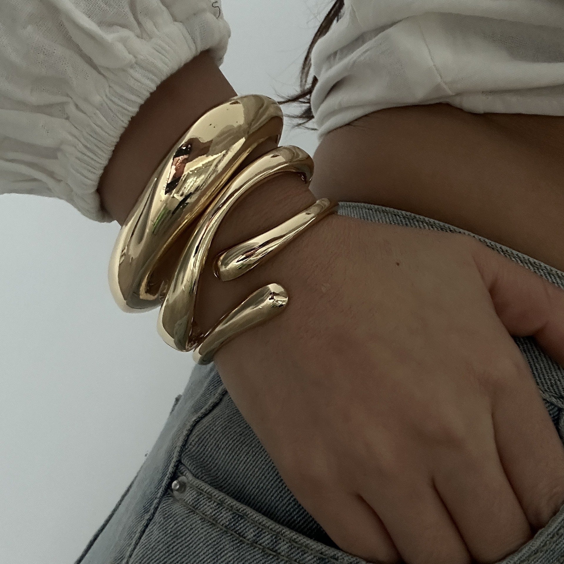 Hammered Pattern Smooth Droplet Hug Spring Bracelet