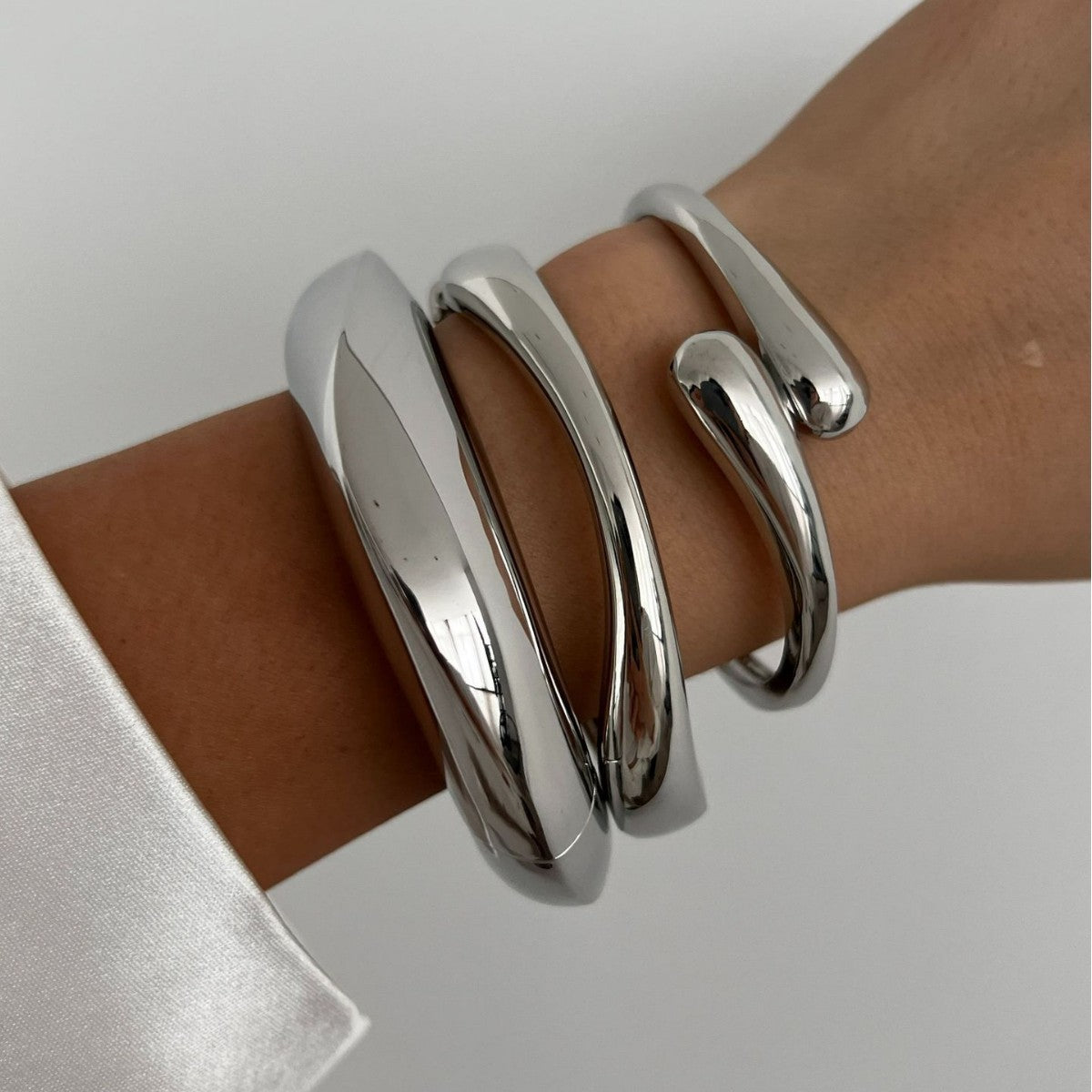 Hammered Pattern Smooth Droplet Hug Spring Bracelet
