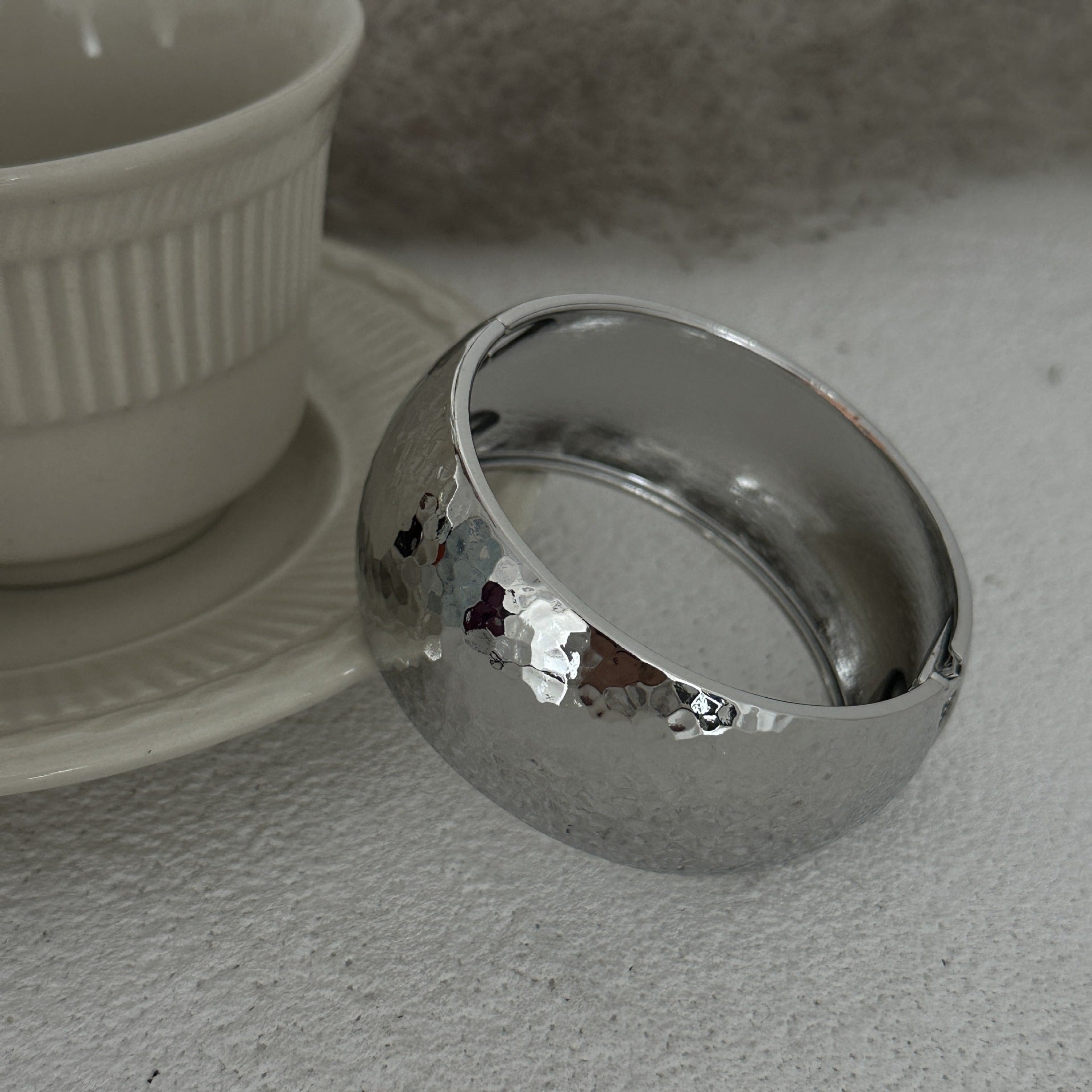 Hammered Pattern Smooth Droplet Hug Spring Bracelet